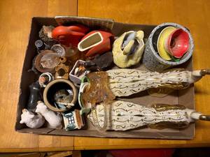 lot 1546 image: MISC GLASS DECOR AND FIGURINES.........................DR