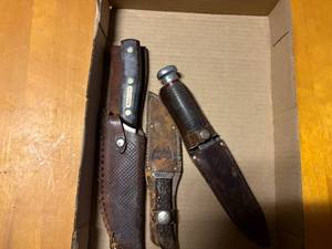lot 1550 image: MISC HUNTING KNIVES W SHEATH........................DR