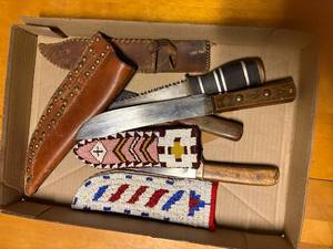 lot 1553 image: 4  HUNTING KNIVES .........................................DR