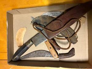 lot 1554 image: 5 HUNTING KNIVES.................DR