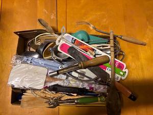 lot 1558 image: KITCHEN UTENSILS..............................DR