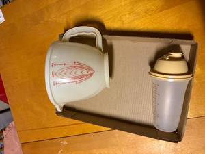 lot 1556 image: TUPPERWARE 8C MEASURING CUPSHAKER.......................DR