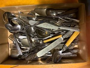 lot 1562 image: BOX OF MISC FLATWARE.....................................DR