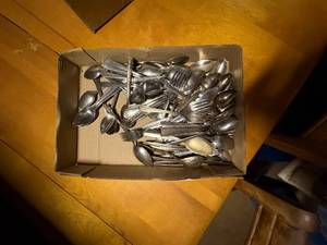 lot 1565 image: MISC FLATWARE.................................DR
