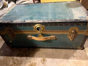 lot 1395 image: METAL TRUNK................GAR