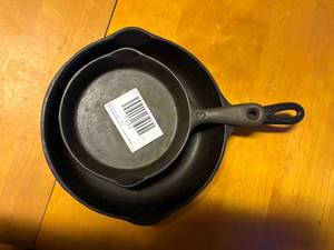lot 1532 image: 2 cast iron skillets (#3 & #6) -- DR