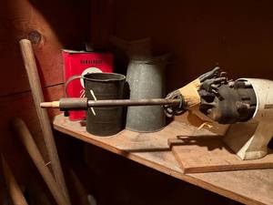 lot 1986 image: CLOSET OF MISCELLANEOUS GARDEN TOOLS