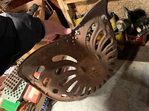 lot 1987 image: ANTIQUE CAST IRON TRACTOR SEAT (NO NAME)