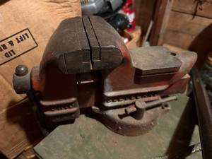 lot 2118 image: CLEVELAND 4-5 BENCH VICE