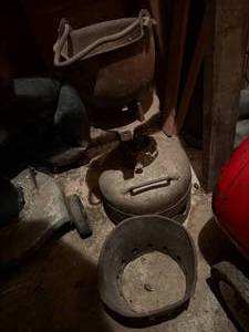 lot 2161 image: LEAD POT W BURNER- SHOP WW