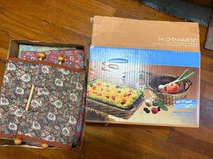 lot 1878 image: CASSEROLE DISHES & CASSEROLE CARRIERS- SBD