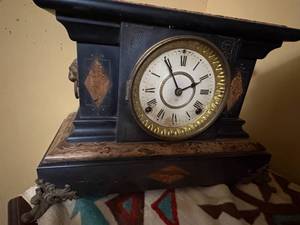 lot 1882 image: VINTAGE WOOD MANTLE CLOCK W KEY- SBD