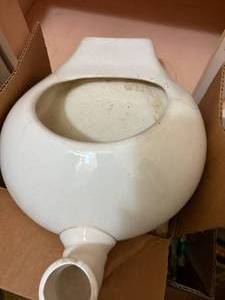 lot 2204 image: VINTAGE PORCELAIN BED PAN- HC