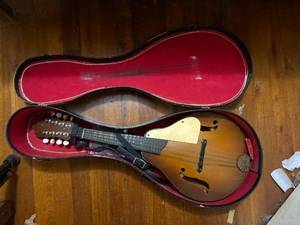 lot 2213 image: VINTAGE CALIFORNIA COAST (FENDER) LOS ANGELES UKULELE- NBD