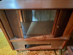 lot 2220 image: ANTIQUE WOOD TV CABINET ON ROLLERS (37X20X36)- LR