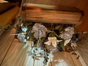 lot 2221 image: VINTAGE WALL DECOR (BOX OF MISCELLANEOUS PIECES)- LR