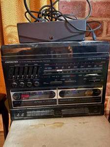 lot 2226 image: SOUNDDESIGN STEREO W CASSETTE TAPE DUBBING, AMFM RADIO AND TURN TABLE- LR