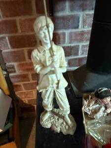 lot 2232 image: BOX OF VINTAGE DECOR