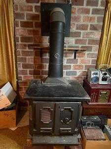 lot 2234 image: BLUE RIDGE MOUNTAIN WOOD STOVE (30X26X30)- LR