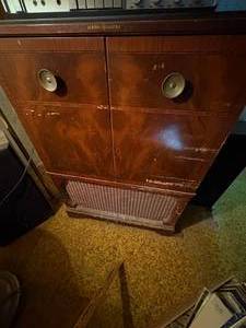 lot 2258 image: VINTAGE GENERAL ELECTRIC WOOD RADIO IN CABINET (26X18X35H)- LR