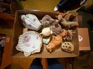 lot 2263 image: FIGURINES, VASE & ANIMAL FIGURINES DECOR- LR