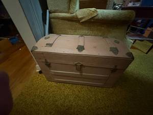 lot 2276 image: VINTAGE TRUND (26X14DX17H)