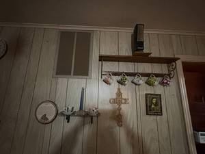 lot 2285 image: MISCELLANEOUS WALL DECOR WITH COFFEE MUGS- LR