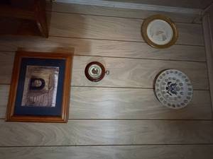 lot 2286 image: MISCELLANEOUS WALL DECOR- LR