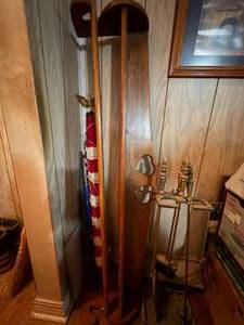 lot 2288 image: FIRE PLACE STAND, AMERICAN FLAG ON POLE & WOOD QUILT RACK- LR