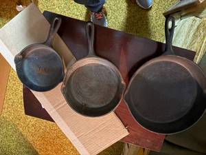 lot 2293 image: SET OF CAST IRON SKILLETS #5 with ONE (1) GRISWOLD #3-LR