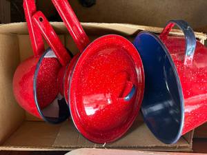 lot 1515 image: Box of red and blue Granite ware -- DR