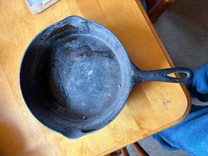 lot 1517 image: Wagnerware Sydney cast iron skillet - #8 -- DR