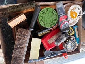 lot 1520 image: Shoe shine supplies -- DR
