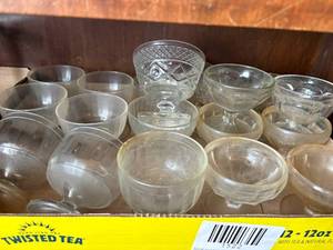 lot 1522 image: Glass ice cream dishes -- DR