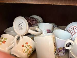 lot 1523 image: Coffee cups -- DR