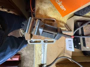 lot 1931 image: Drill press vices -- NS
