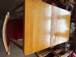lot 1493 image: Maple kitchen table (1 leaf, 5 chairs) -- KCHN