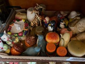 lot 1500 image: Flat of salt & pepper shakers -- DR