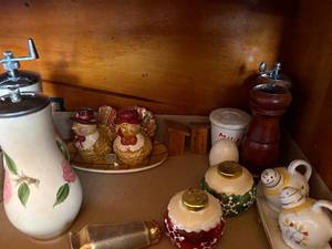 lot 1502 image: Flat of salt & pepper shakers -- DR