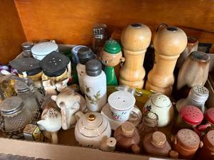 lot 1503 image: Flat of salt & pepper shakers -- DR
