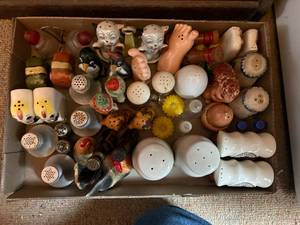 lot 1504 image: Flat of salt & pepper shakers -- DR