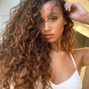 lot 4300 image: Fencca Brown Ombre Blonde Long Curly Wigs for Women Heat Synthetic Free Part Wave Curly Wig Strawberry Blonde Loose Curly Wigs for Daily Party