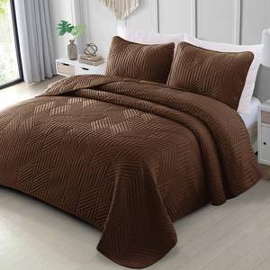 lot 3927 image: Exclusivo Mezcla California King Quilt Bedding Set, Lightweight Brown Oversized King Bedspreads Soft Modern Geometric Coverlet Set for All Seasons (1 Quilt and 2 Pillow Shams)