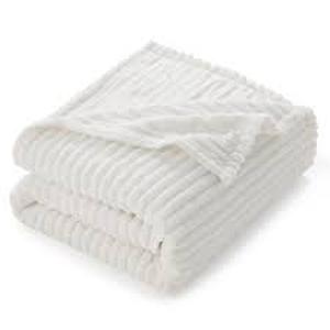 lot 7473 image: White Throw Blanket