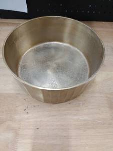lot 1563 image: Round Decorative Metal Wall Plates