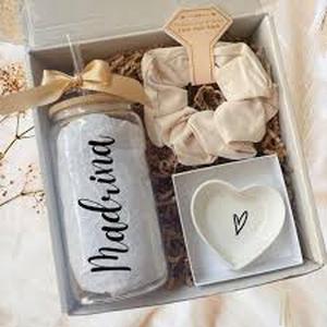 lot 1572 image: Spanish Will You Be My Godmother Gift Box Set