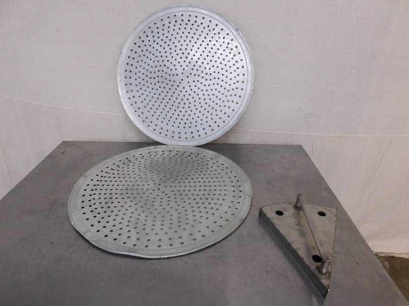 lot 1581 image: 2 Extra Large Pizza Serving Trays and Pizza Slice Cutter