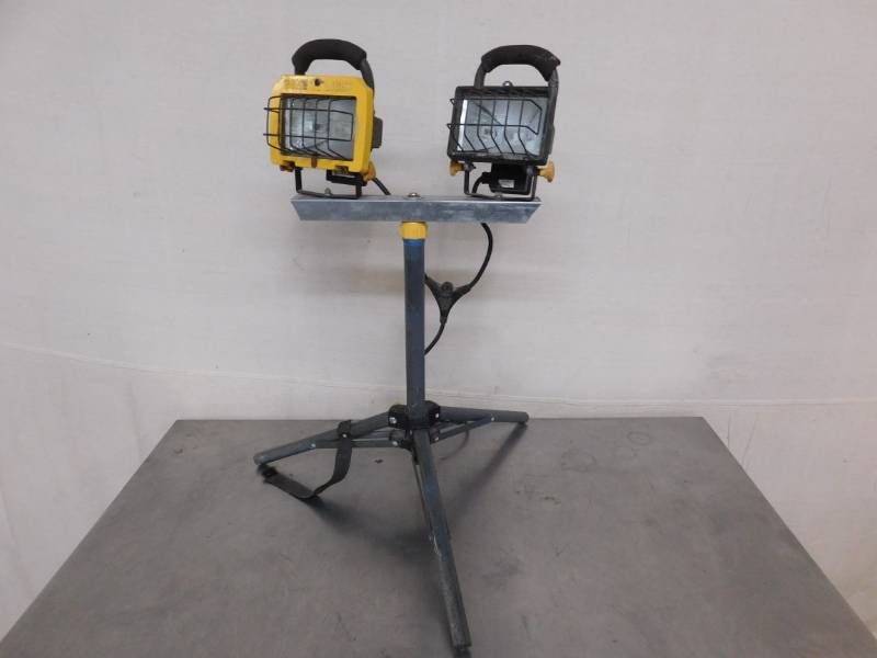 lot 1724 image: Dual Bulb Worklight with Tripod