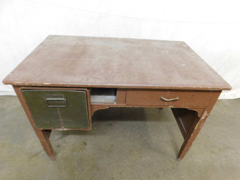 lot 1756 image: Wood Desk