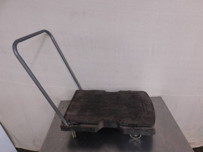 lot 1049 image: Rubbermaid Triple Trolley